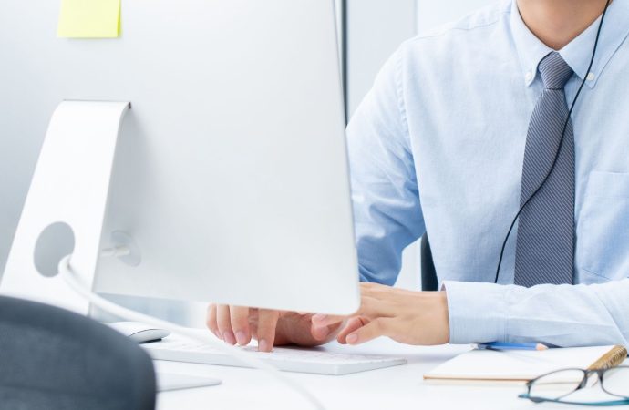 Captación de clientes en seguros: así afecta la prohibición del móvil a corredores y agentes