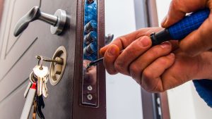 Perder las llaves de casa: qué cubre tu seguro de hogar y por qué un mediador te salva el día